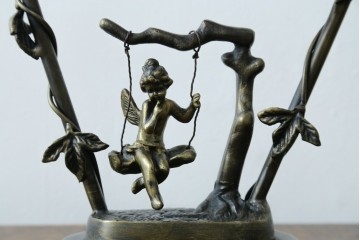 中古　アンティーク調　妖精のモチーフとツタ装飾のフレームが幻想的な雰囲気を演出するテーブルランプ　(R-083874)