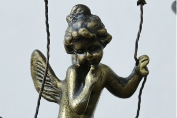 中古　アンティーク調　妖精のモチーフとツタ装飾のフレームが幻想的な雰囲気を演出するテーブルランプ　(R-083874)