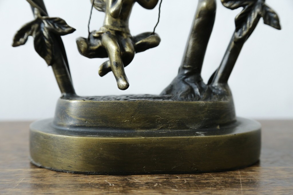 中古　アンティーク調　妖精のモチーフとツタ装飾のフレームが幻想的な雰囲気を演出するテーブルランプ　(R-083874)