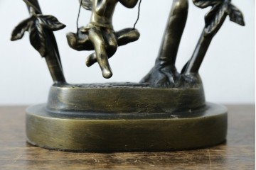 中古　アンティーク調　妖精のモチーフとツタ装飾のフレームが幻想的な雰囲気を演出するテーブルランプ　(R-083874)