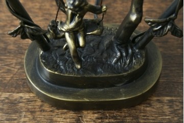 中古　アンティーク調　妖精のモチーフとツタ装飾のフレームが幻想的な雰囲気を演出するテーブルランプ　(R-083874)