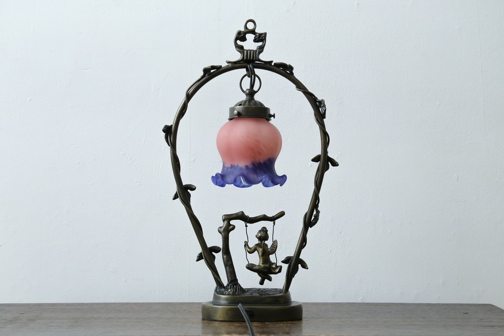 中古　アンティーク調　妖精のモチーフとツタ装飾のフレームが幻想的な雰囲気を演出するテーブルランプ　(R-083874)