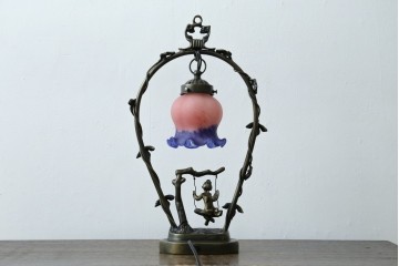 中古　アンティーク調　妖精のモチーフとツタ装飾のフレームが幻想的な雰囲気を演出するテーブルランプ　(R-083874)