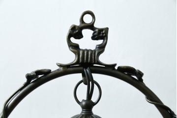 中古　アンティーク調　妖精のモチーフとツタ装飾のフレームが幻想的な雰囲気を演出するテーブルランプ　(R-083874)