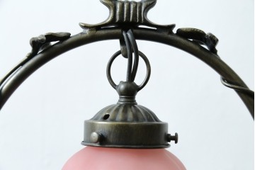 中古　アンティーク調　妖精のモチーフとツタ装飾のフレームが幻想的な雰囲気を演出するテーブルランプ　(R-083874)