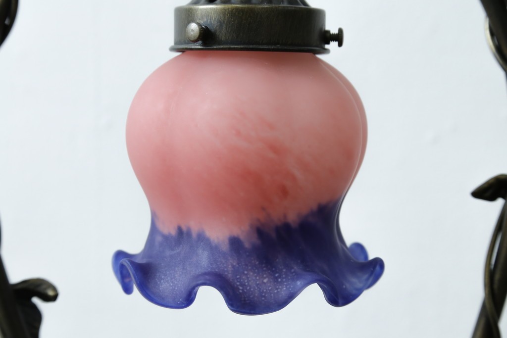 中古　アンティーク調　妖精のモチーフとツタ装飾のフレームが幻想的な雰囲気を演出するテーブルランプ　(R-083874)