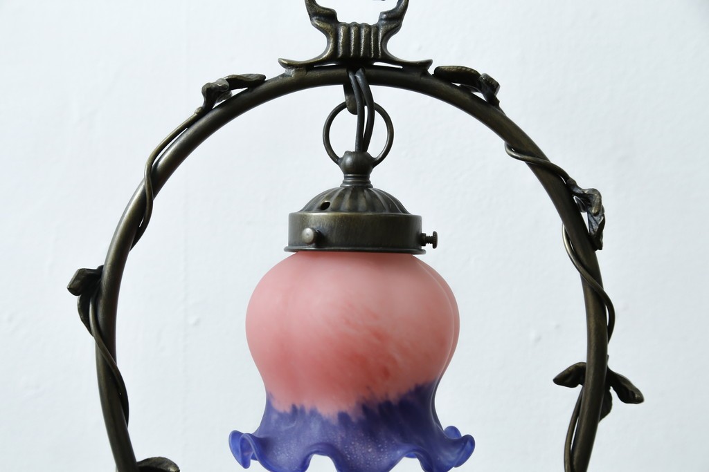 中古　アンティーク調　妖精のモチーフとツタ装飾のフレームが幻想的な雰囲気を演出するテーブルランプ　(R-083874)