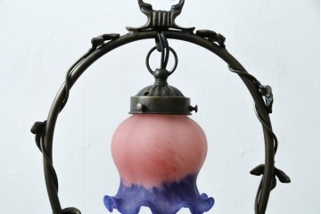 中古　アンティーク調　妖精のモチーフとツタ装飾のフレームが幻想的な雰囲気を演出するテーブルランプ　(R-083874)