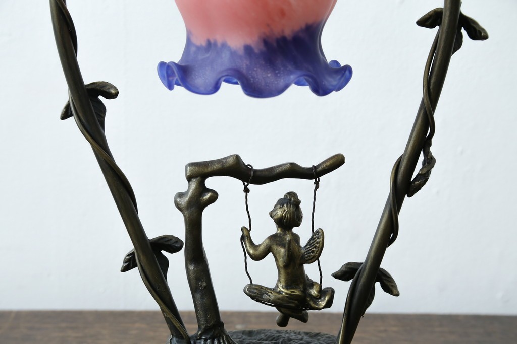 中古　アンティーク調　妖精のモチーフとツタ装飾のフレームが幻想的な雰囲気を演出するテーブルランプ　(R-083874)