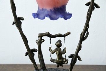 中古　アンティーク調　妖精のモチーフとツタ装飾のフレームが幻想的な雰囲気を演出するテーブルランプ　(R-083874)