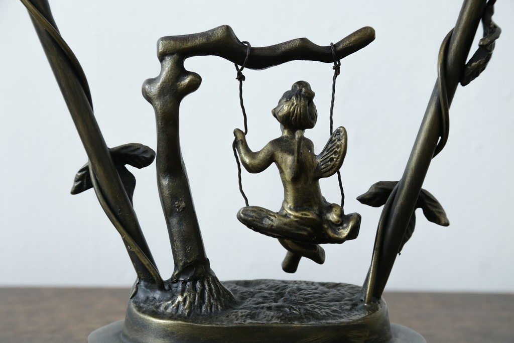 中古　アンティーク調　妖精のモチーフとツタ装飾のフレームが幻想的な雰囲気を演出するテーブルランプ　(R-083874)