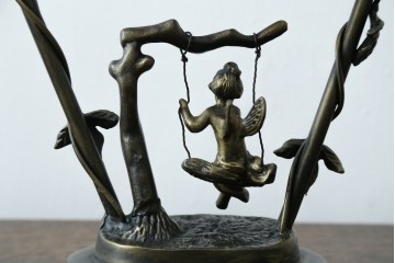 中古　アンティーク調　妖精のモチーフとツタ装飾のフレームが幻想的な雰囲気を演出するテーブルランプ　(R-083874)