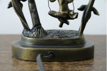 中古　アンティーク調　妖精のモチーフとツタ装飾のフレームが幻想的な雰囲気を演出するテーブルランプ　(R-083874)