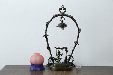 中古　アンティーク調　妖精のモチーフとツタ装飾のフレームが幻想的な雰囲気を演出するテーブルランプ　(R-083874)