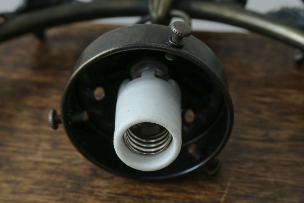 中古　アンティーク調　妖精のモチーフとツタ装飾のフレームが幻想的な雰囲気を演出するテーブルランプ　(R-083874)