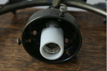 中古　アンティーク調　妖精のモチーフとツタ装飾のフレームが幻想的な雰囲気を演出するテーブルランプ　(R-083874)