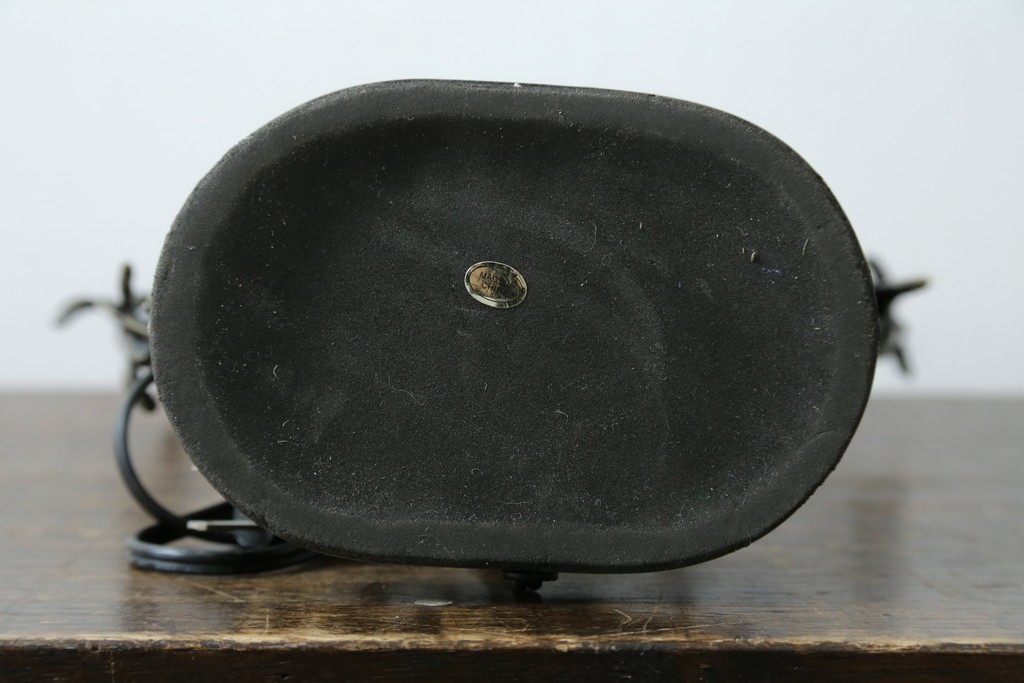 中古　アンティーク調　妖精のモチーフとツタ装飾のフレームが幻想的な雰囲気を演出するテーブルランプ　(R-083874)