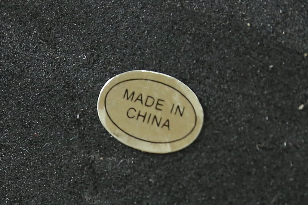 中古　アンティーク調　妖精のモチーフとツタ装飾のフレームが幻想的な雰囲気を演出するテーブルランプ　(R-083874)