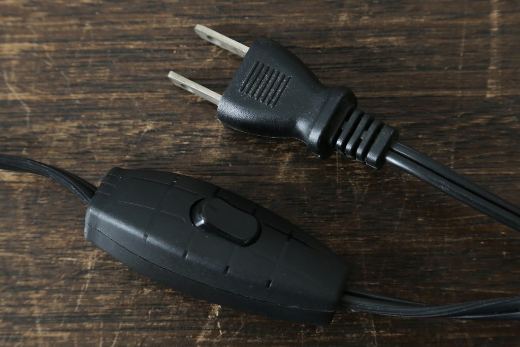 中古　アンティーク調　妖精のモチーフとツタ装飾のフレームが幻想的な雰囲気を演出するテーブルランプ　(R-083874)