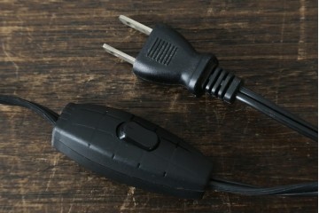 中古　アンティーク調　妖精のモチーフとツタ装飾のフレームが幻想的な雰囲気を演出するテーブルランプ　(R-083874)