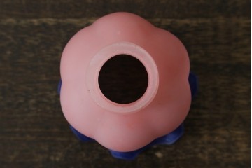 中古　アンティーク調　妖精のモチーフとツタ装飾のフレームが幻想的な雰囲気を演出するテーブルランプ　(R-083874)