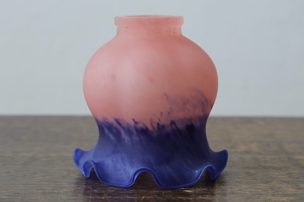 中古　アンティーク調　妖精のモチーフとツタ装飾のフレームが幻想的な雰囲気を演出するテーブルランプ　(R-083874)