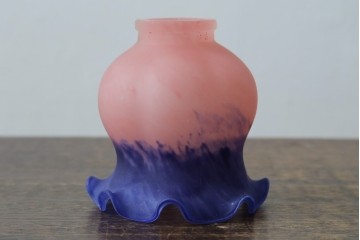 中古　アンティーク調　妖精のモチーフとツタ装飾のフレームが幻想的な雰囲気を演出するテーブルランプ　(R-083874)