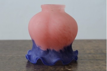 中古　アンティーク調　妖精のモチーフとツタ装飾のフレームが幻想的な雰囲気を演出するテーブルランプ　(R-083874)