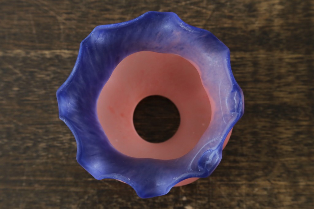 中古　アンティーク調　妖精のモチーフとツタ装飾のフレームが幻想的な雰囲気を演出するテーブルランプ　(R-083874)