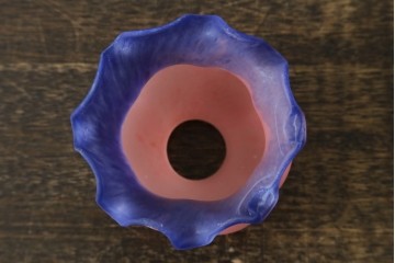 中古　アンティーク調　妖精のモチーフとツタ装飾のフレームが幻想的な雰囲気を演出するテーブルランプ　(R-083874)