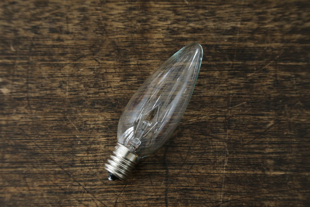 中古　アンティーク調　妖精のモチーフとツタ装飾のフレームが幻想的な雰囲気を演出するテーブルランプ　(R-083874)