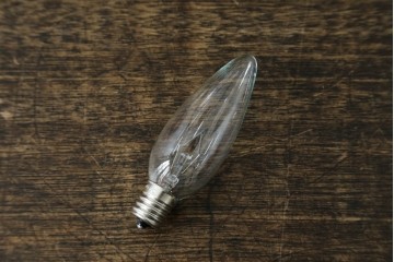 中古　アンティーク調　妖精のモチーフとツタ装飾のフレームが幻想的な雰囲気を演出するテーブルランプ　(R-083874)