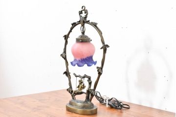 中古　アンティーク調　妖精のモチーフとツタ装飾のフレームが幻想的な雰囲気を演出するテーブルランプ(テーブルスタンド、卓上照明、テーブルライト、スタンドライト、間接照明)(R-083874)