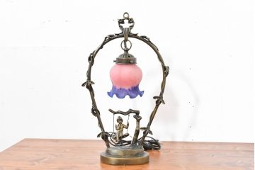 中古　アンティーク調　妖精のモチーフとツタ装飾のフレームが幻想的な雰囲気を演出するテーブルランプ(テーブルスタンド、卓上照明、テーブルライト、スタンドライト、間接照明)(R-083874)