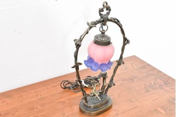 中古　アンティーク調　妖精のモチーフとツタ装飾のフレームが幻想的な雰囲気を演出するテーブルランプ(テーブルスタンド、卓上照明、テーブルライト、スタンドライト、間接照明)(R-083874)