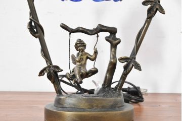 中古　アンティーク調　妖精のモチーフとツタ装飾のフレームが幻想的な雰囲気を演出するテーブルランプ(テーブルスタンド、卓上照明、テーブルライト、スタンドライト、間接照明)(R-083874)