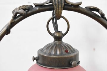 中古　アンティーク調　妖精のモチーフとツタ装飾のフレームが幻想的な雰囲気を演出するテーブルランプ(テーブルスタンド、卓上照明、テーブルライト、スタンドライト、間接照明)(R-083874)