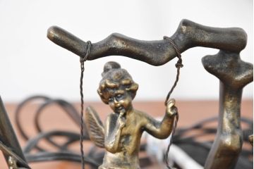 中古　アンティーク調　妖精のモチーフとツタ装飾のフレームが幻想的な雰囲気を演出するテーブルランプ(テーブルスタンド、卓上照明、テーブルライト、スタンドライト、間接照明)(R-083874)