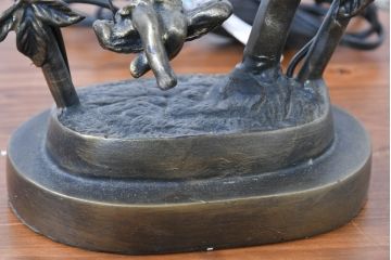 中古　アンティーク調　妖精のモチーフとツタ装飾のフレームが幻想的な雰囲気を演出するテーブルランプ(テーブルスタンド、卓上照明、テーブルライト、スタンドライト、間接照明)(R-083874)