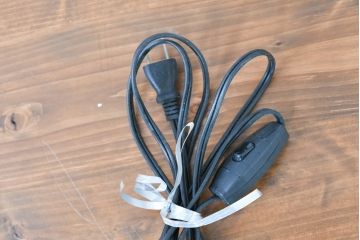 中古　アンティーク調　妖精のモチーフとツタ装飾のフレームが幻想的な雰囲気を演出するテーブルランプ(テーブルスタンド、卓上照明、テーブルライト、スタンドライト、間接照明)(R-083874)
