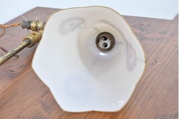 フランスアンティーク　真鍮(ブラス)　気品を纏うガラスシェードが特徴的なデスクスタンド(テーブルスタンド、スタンドライト、卓上照明、テーブル照明、テーブルライト、デスクライト)(R-083882)