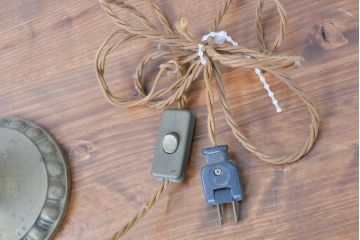 フランスアンティーク　真鍮(ブラス)　気品を纏うガラスシェードが特徴的なデスクスタンド(テーブルスタンド、スタンドライト、卓上照明、テーブル照明、テーブルライト、デスクライト)(R-083882)