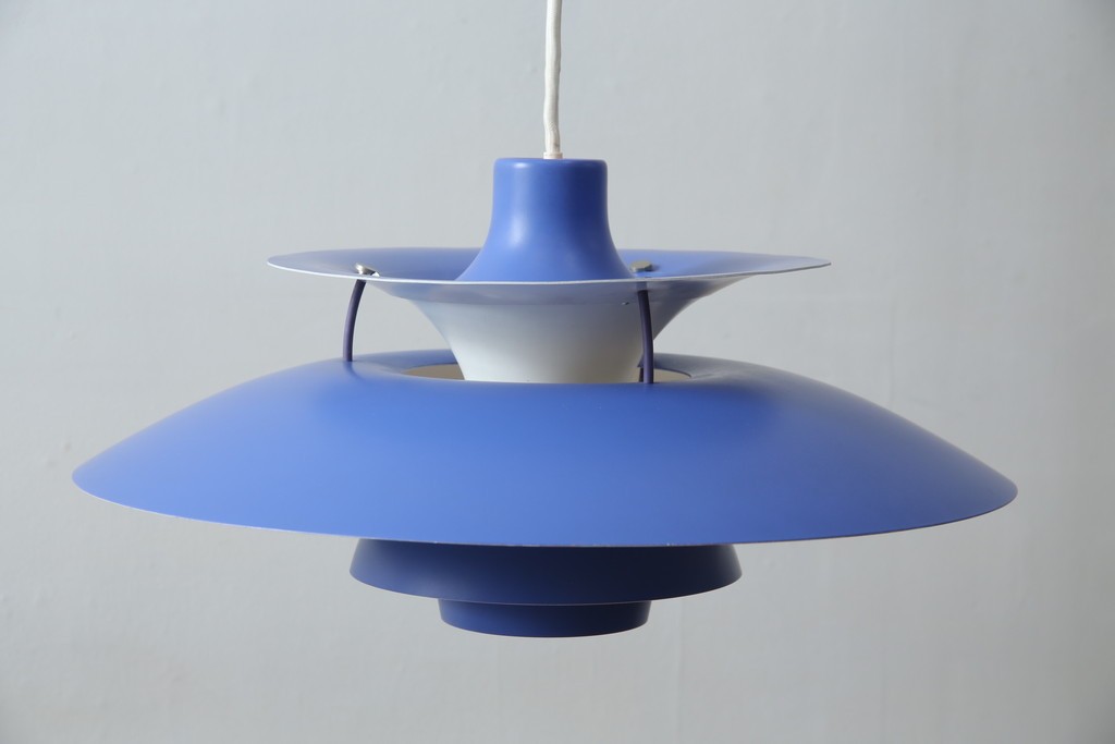 デンマークビンテージ　Louis Poulsen(ルイスポールセン)　PH5(ピーエイチ・ファイブ)　鮮やかで落ち着きのあるブルーのカラーが魅力的なペンダントライト　(R-083885)
