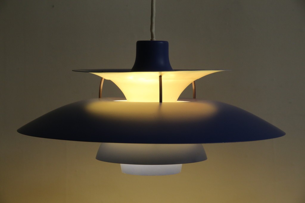 デンマークビンテージ　Louis Poulsen(ルイスポールセン)　PH5(ピーエイチ・ファイブ)　鮮やかで落ち着きのあるブルーのカラーが魅力的なペンダントライト　(R-083885)