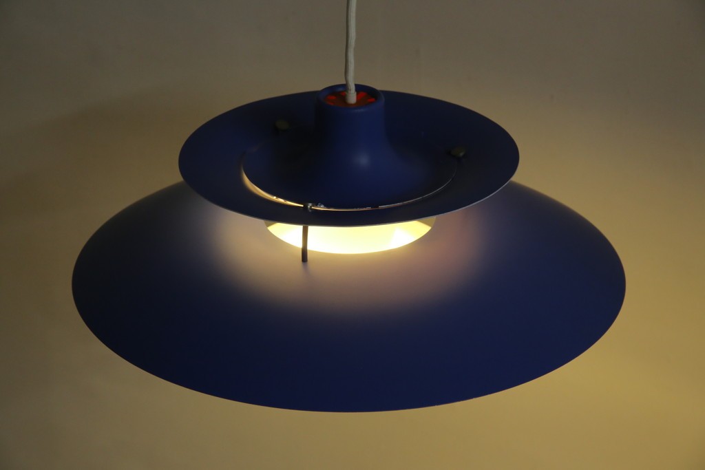 デンマークビンテージ　Louis Poulsen(ルイスポールセン)　PH5(ピーエイチ・ファイブ)　鮮やかで落ち着きのあるブルーのカラーが魅力的なペンダントライト　(R-083885)