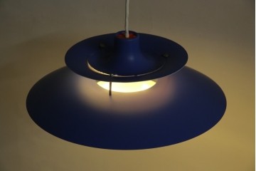 デンマークビンテージ　Louis Poulsen(ルイスポールセン)　PH5(ピーエイチ・ファイブ)　鮮やかで落ち着きのあるブルーのカラーが魅力的なペンダントライト　(R-083885)
