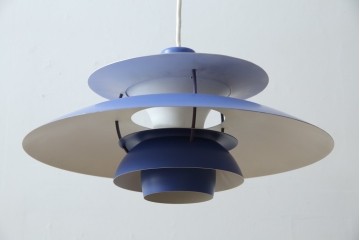 デンマークビンテージ　Louis Poulsen(ルイスポールセン)　PH5(ピーエイチ・ファイブ)　鮮やかで落ち着きのあるブルーのカラーが魅力的なペンダントライト　(R-083885)