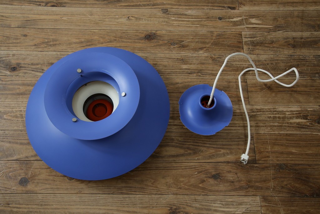 デンマークビンテージ　Louis Poulsen(ルイスポールセン)　PH5(ピーエイチ・ファイブ)　鮮やかで落ち着きのあるブルーのカラーが魅力的なペンダントライト　(R-083885)