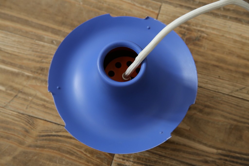 デンマークビンテージ　Louis Poulsen(ルイスポールセン)　PH5(ピーエイチ・ファイブ)　鮮やかで落ち着きのあるブルーのカラーが魅力的なペンダントライト　(R-083885)