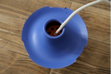 デンマークビンテージ　Louis Poulsen(ルイスポールセン)　PH5(ピーエイチ・ファイブ)　鮮やかで落ち着きのあるブルーのカラーが魅力的なペンダントライト　(R-083885)